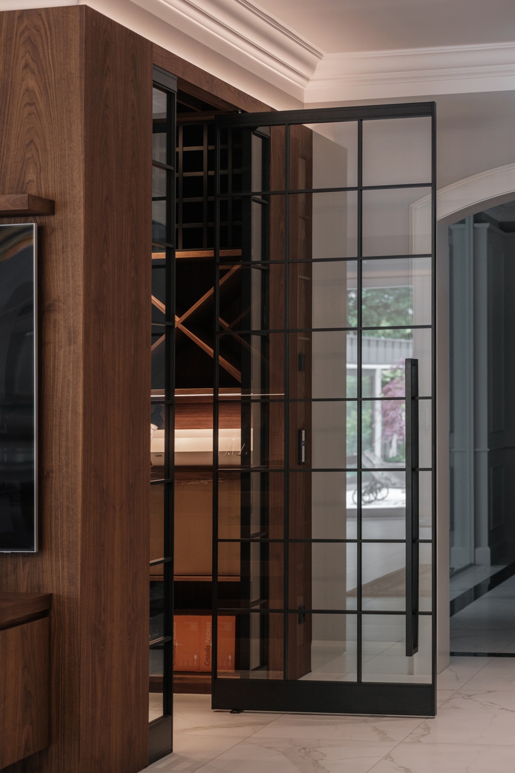 Minimalistische AXIS Pivot-Tür als raumhohe Verglasung für einen modernen Weinkeller. Elegante Lofttür mit filigranem Rahmen und dunkler Verglasung für optimalen Lichtschutz edler Weine in Ihrem Weinklimaschrank.